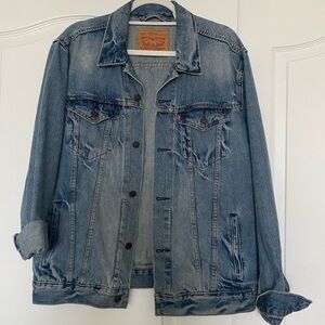 Levi’s men’s oversized denim jacket. Size L.